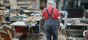 houtbewerker bezig