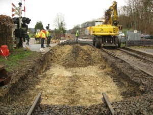 Foto: het cunet in aanleg voor de overweg in het zuidelijke spoor (101).