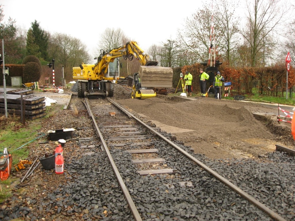 Foto: aanleg van de fundering betongranulaat voor de nieuwe overweg in spoor 101.